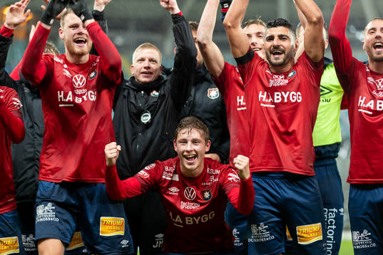 Örgrytes Anton Andreasson jublar med lagkamraterna