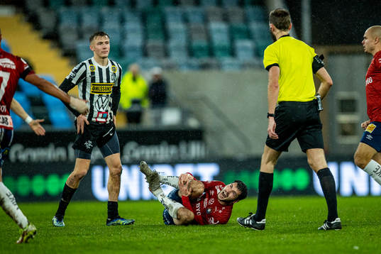 Landskronas Melker Heier får rött kort