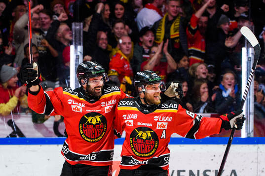 Luleås Linus Fröberg och Linus Omark jublar