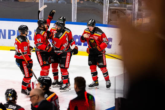 Luleås Isac Brännström jublar med lagkamrater