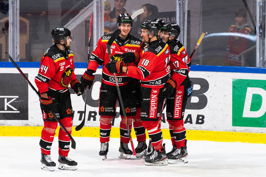 Luleås Jonas Berglund jublar med lagkamrater