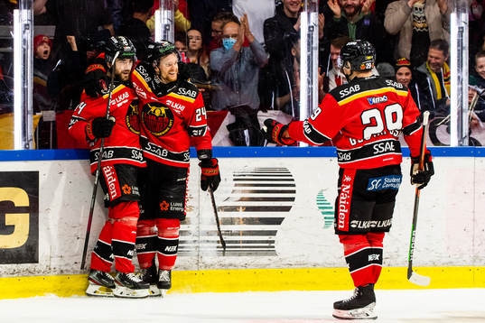 Luleås Jonathan Andersson jublar med Brendan Shinnimin