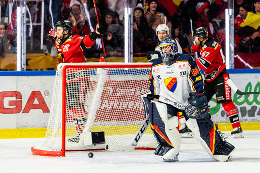 Djurgårdens målvakt Niklas Svedberg deppar medan Luleås