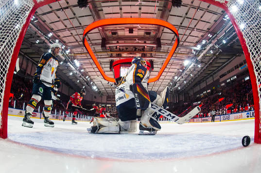 Djurgårdens Josef Ingman och målvakt Niklas Svedberg