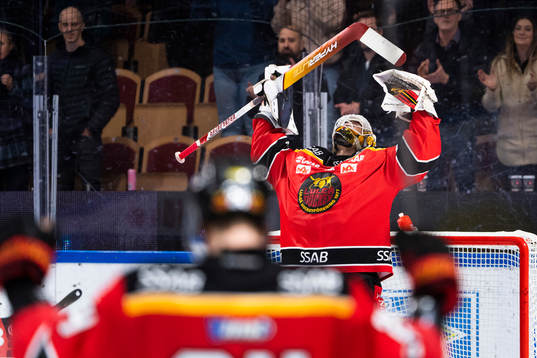 Luleås målvakt Jesper Wallstedt jublar