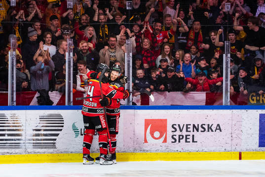 Luleås Jonathan Andersson och Brendan Shinnimin jublar