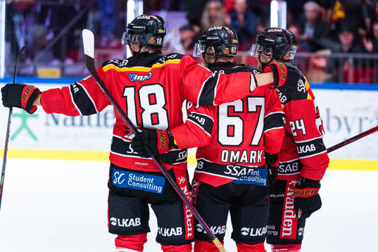 Luleås Linus Omark jublar med lagkamrater
