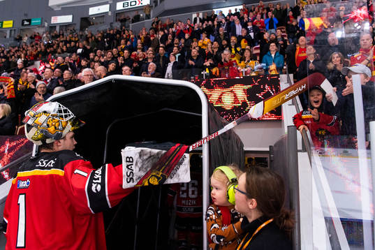 Luleås målvakt Jesper Wallstedt ger bort en klubba till