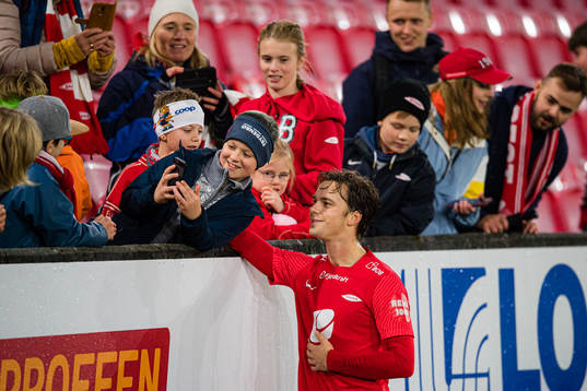 Felix Horn Myhre of Brann taking a salfie with a fan