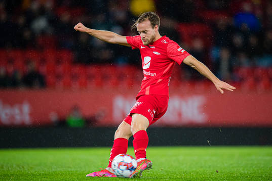 Bård Finne of Brann scores the 1-1 goal