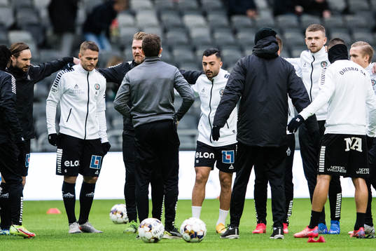 Örebros spelare samlas innan fotbollsmatchen i Allsvenskan