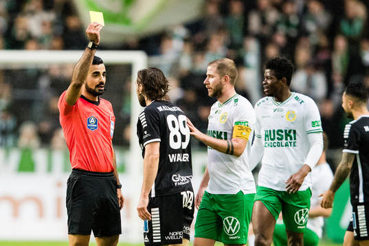 Domare Mohammed Al-Hakim ger ett gult kort till Örebros
