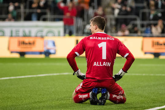Örebros målvakt Bobby Allain deppar