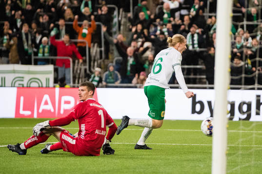 Örebros målvakt Bobby Allain deppar och Hammarbys Gustav