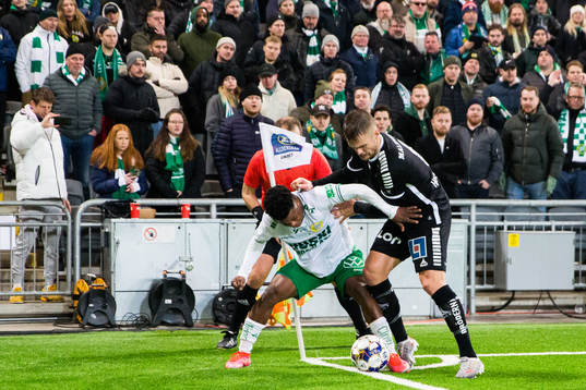 Hammarbys Akinkunmi Amoo och Örebros Benjamin Hjertstrand