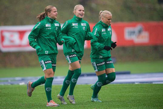 Helene Broch, Kaja Karlsen and Julie Austdal of Klepp warms