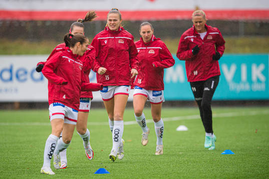 Marthine Østenstad of Sandviken warms up