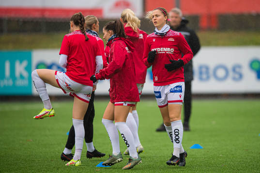 Ingrid Marie Karlsen Spord of Sandviken warms up