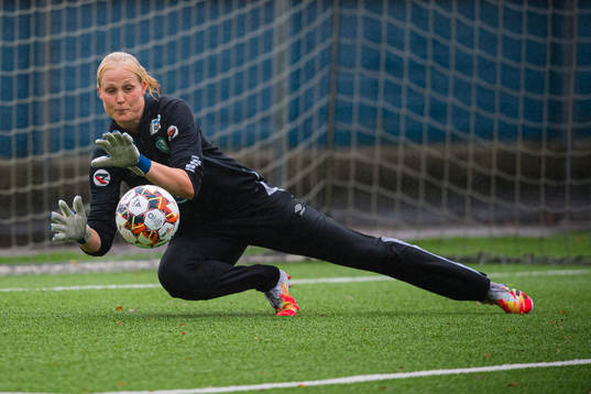 Kathrine Østergaard Larsen of Klepp warms up