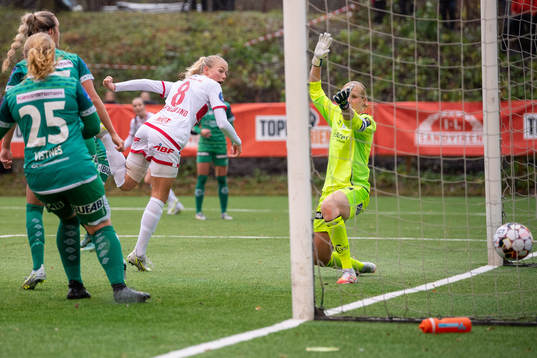 Guro Bergsvand of Sandviken scores 6-0