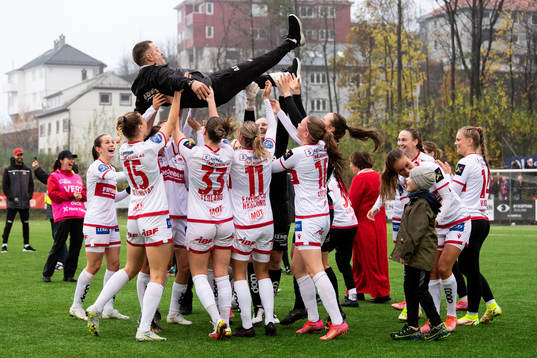 Players of Sandviken celebrates