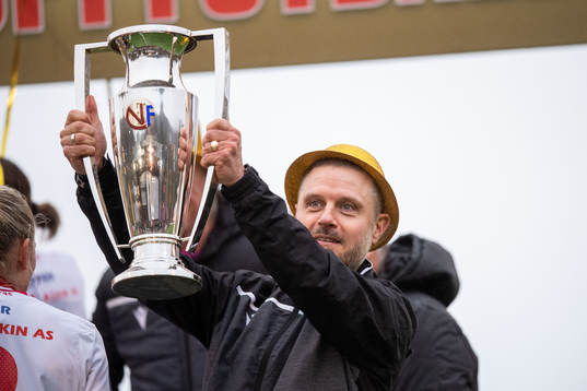Alexander Straus, head coach of Sandviken, with trophy
