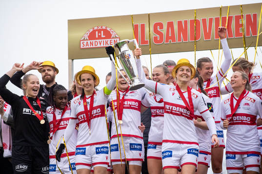 Players of Sandviken with trophy