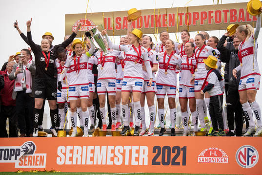 Players of Sandviken with trophy