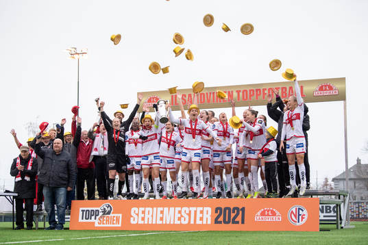 Players of Sandviken with trophy