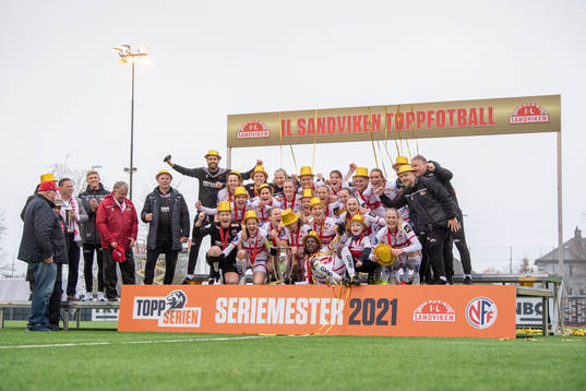 Players of Sandviken with trophy
