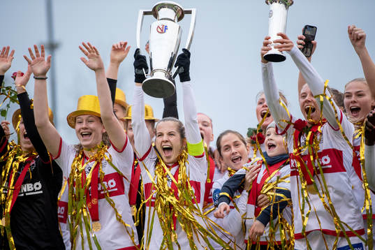 Tuva Hansen of Sandviken with trophy
