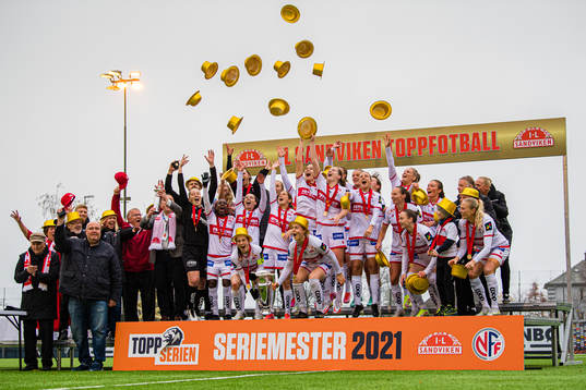 Players of Sandviken celebrates with the trophy