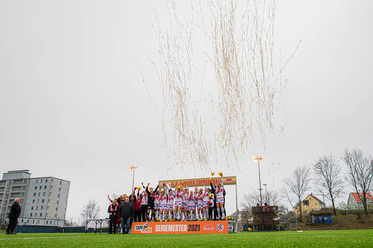 Players of Sandviken celebrates with the trophy