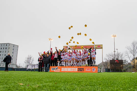 Players of Sandviken celebrates with the trophy