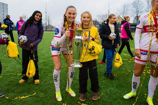 Vilde Hasund of Sandviken celebrates with the trophy