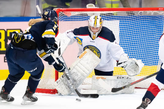 Ångermanlands Ebba Hedqvist och Stockholms målvakt Ebba