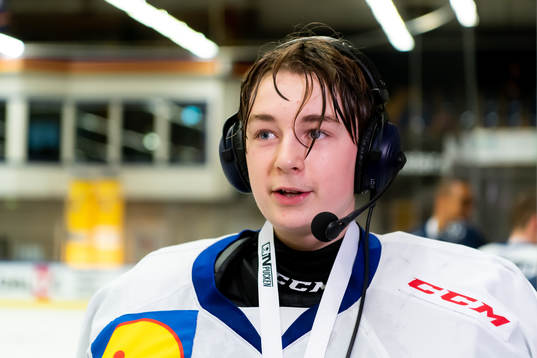 Västerbottens målvakt Felix Wikman blir intervjuad
