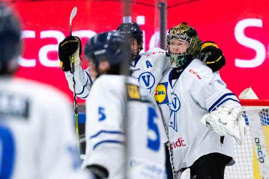 Västerbottens målvakt Felix Wikman  jublar
