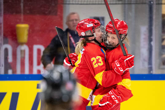 Smålands Hilda Svensson och Edit Danielsson jublar
