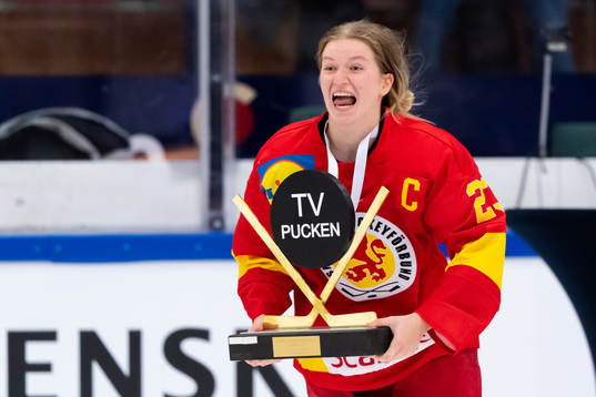 Smålands Hilda Svensson jublar med pokalen