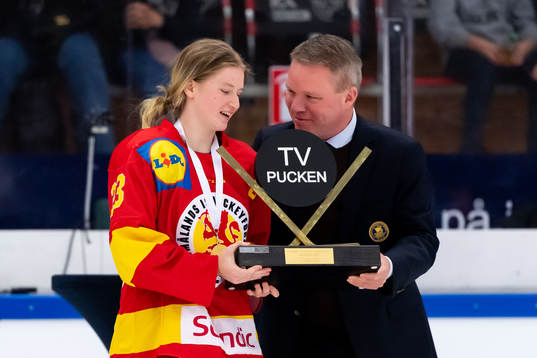 Smålands Hilda Svensson får pokalen