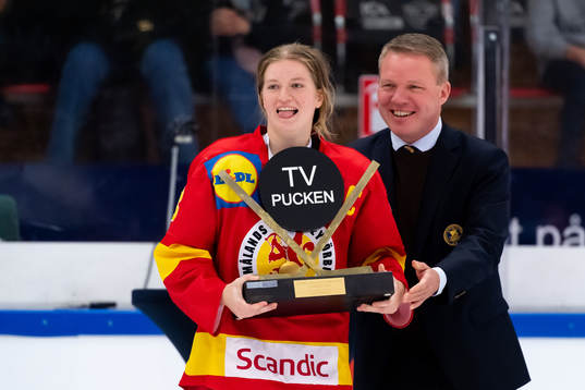 Smålands Hilda Svensson får pokalen