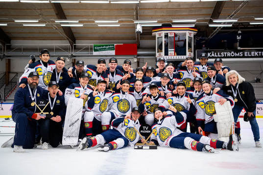 Stockholm Nords spelare jublar med pokal