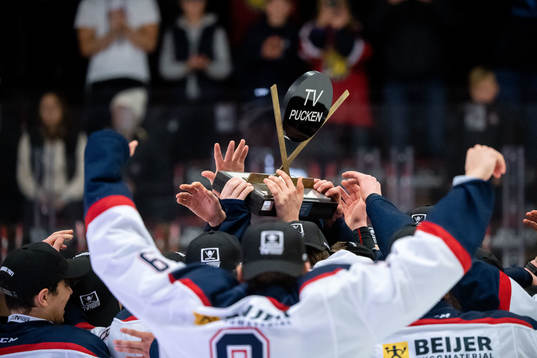 Stockholm Nords spelare jublar med pokal