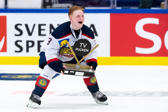 Stockholm Nords Elliot Sigrell jublar med pokalen