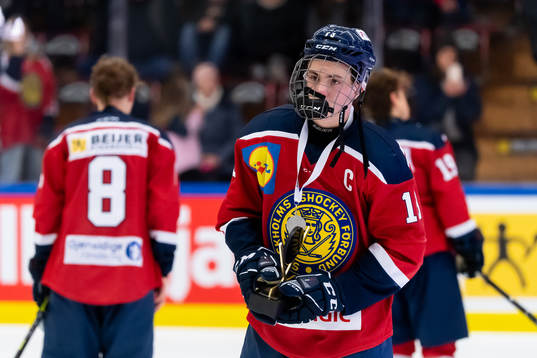 Stockholm Syds Linus Eriksson med andraprispokalen