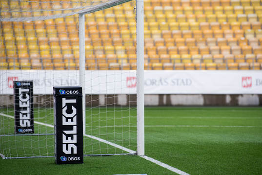 Ett fotbollsmål med Select och OBOs reklam på