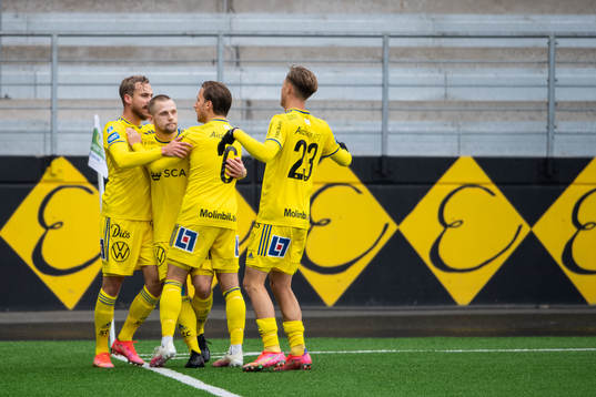 Sundsvalls Pontus Engblom jublar med lagakamrater