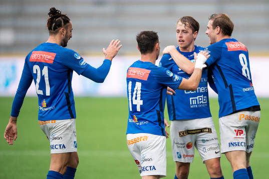 Norrbys Robin Strömberg (m) jublar