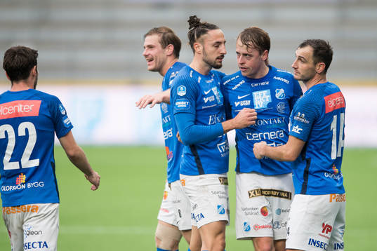 Norrbys Robin Strömberg klappas om av Nicklas Savolainen,